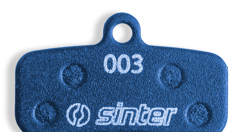 Bližnji posnetek zavorne ploščice Sinter 003 v zmesi Blue s530
