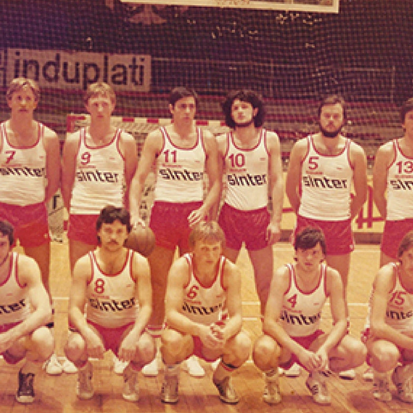 A basketball team lined up in Sinter-sponsored kit