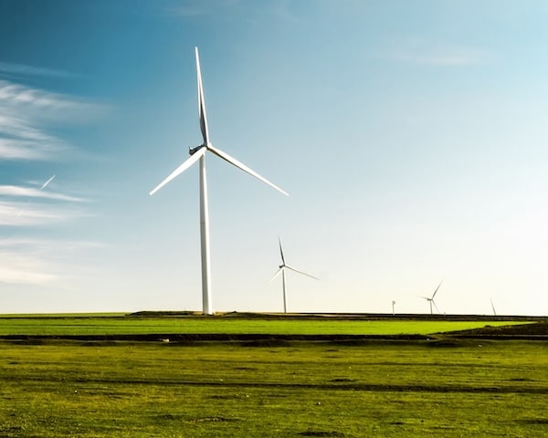 Vetrne turbine na odprtih zelenih kmetijskih površinah